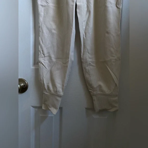 NWOT PowerSoft Set - Seamless Ribbed Sports Bra & High-Waisted 7/8 Joggers - Picture 5 of 13